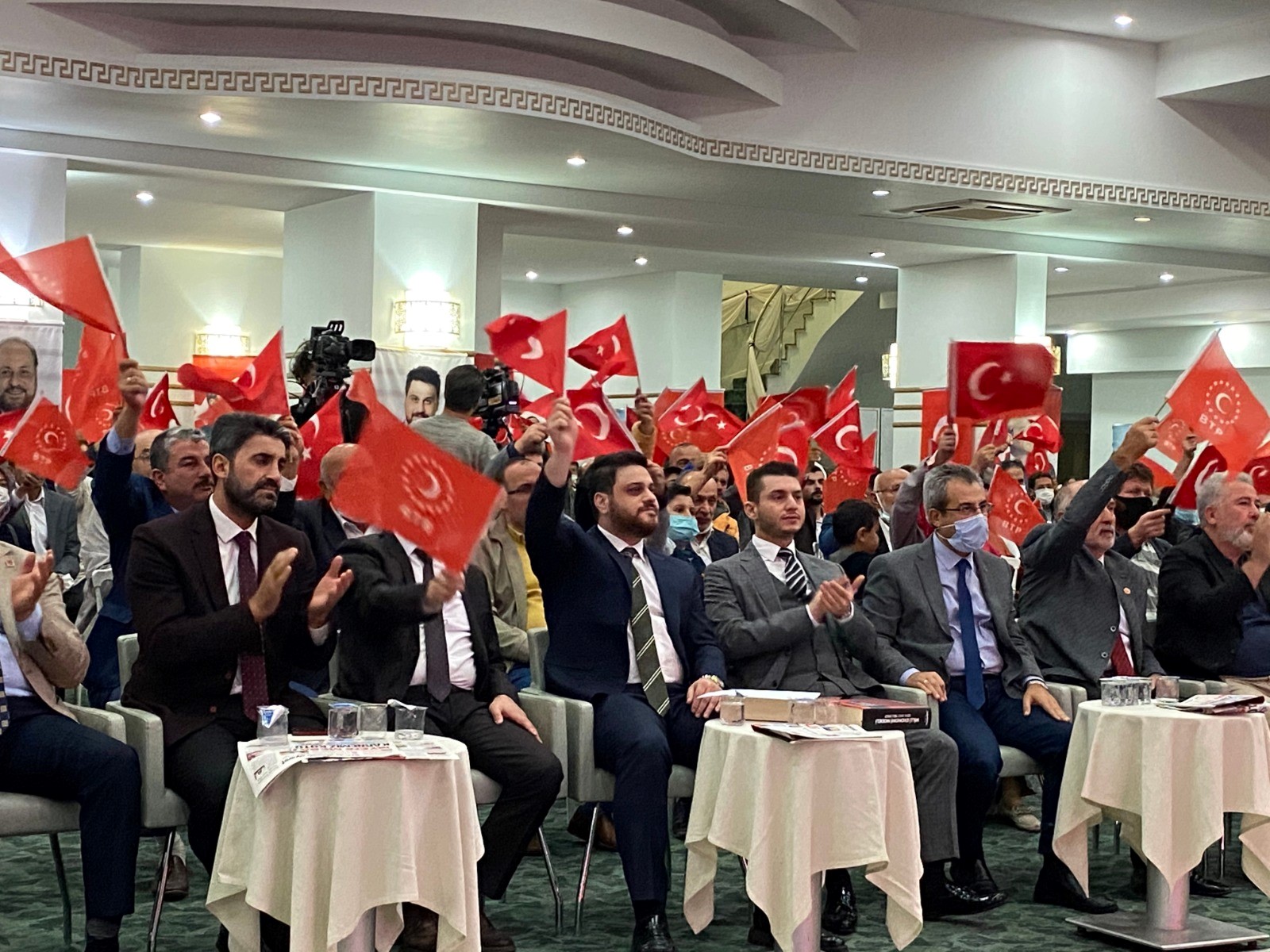 “Haydi bugün her yer bayrak olsun”