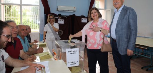 Başkan Zeydan Karalar ve eşi Nuray Karalar oy kullandı