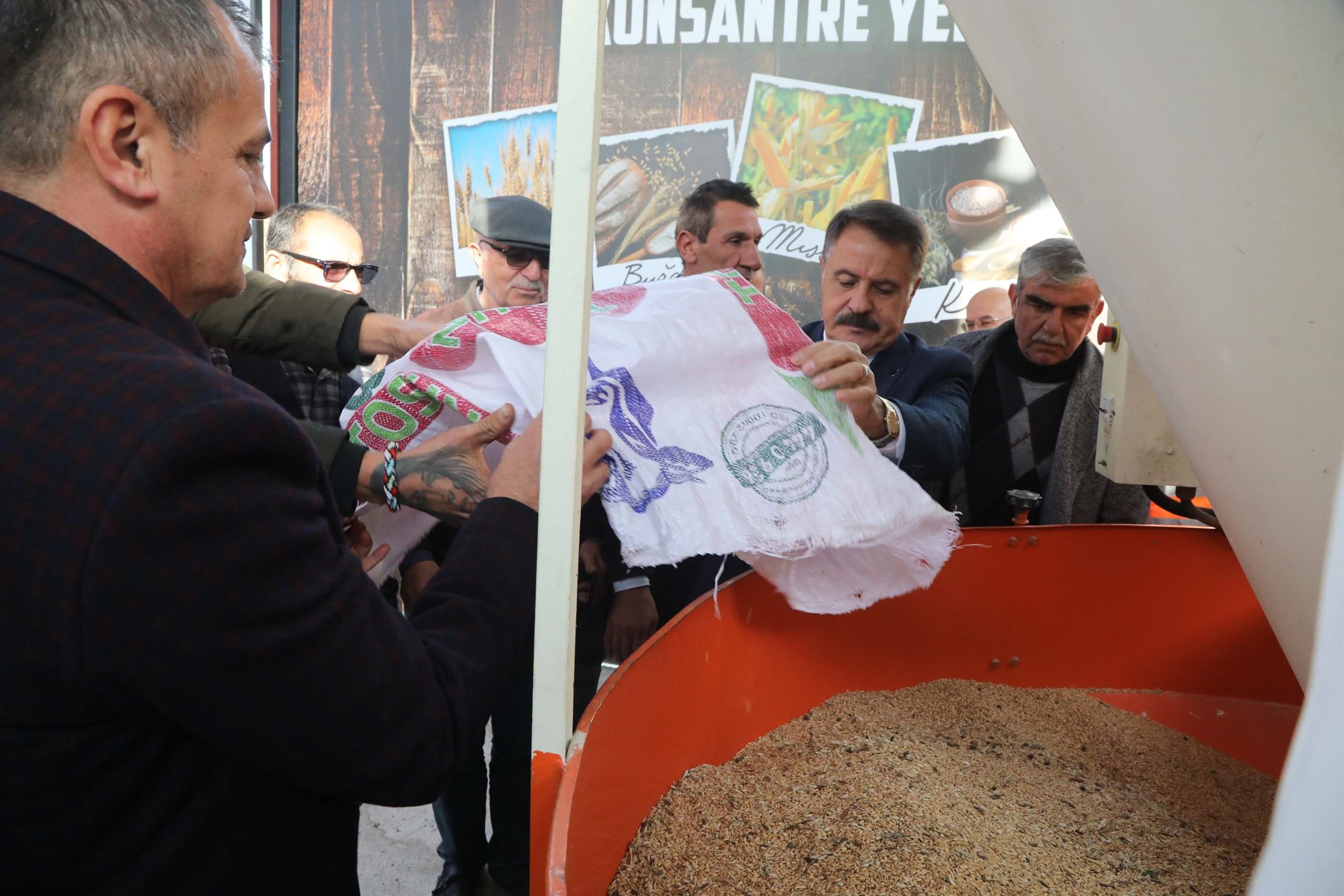 Başkan Deveci’den üreticiyle yem dayanışması