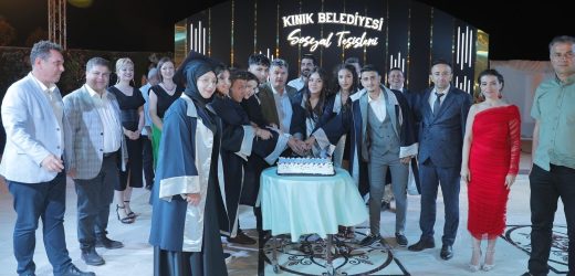 Başkan Doğruer mezun öğrencilerin heyecanına ortak oldu