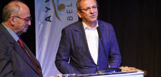 AYVALIK BELEDİYE TİYATROSU’NA İKİ ÖDÜL DAHA GELDİ…