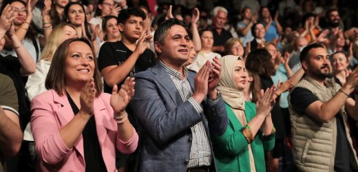 Aliağa Belediye Tiyatrosu Oyuncularından Muhteşem Performans