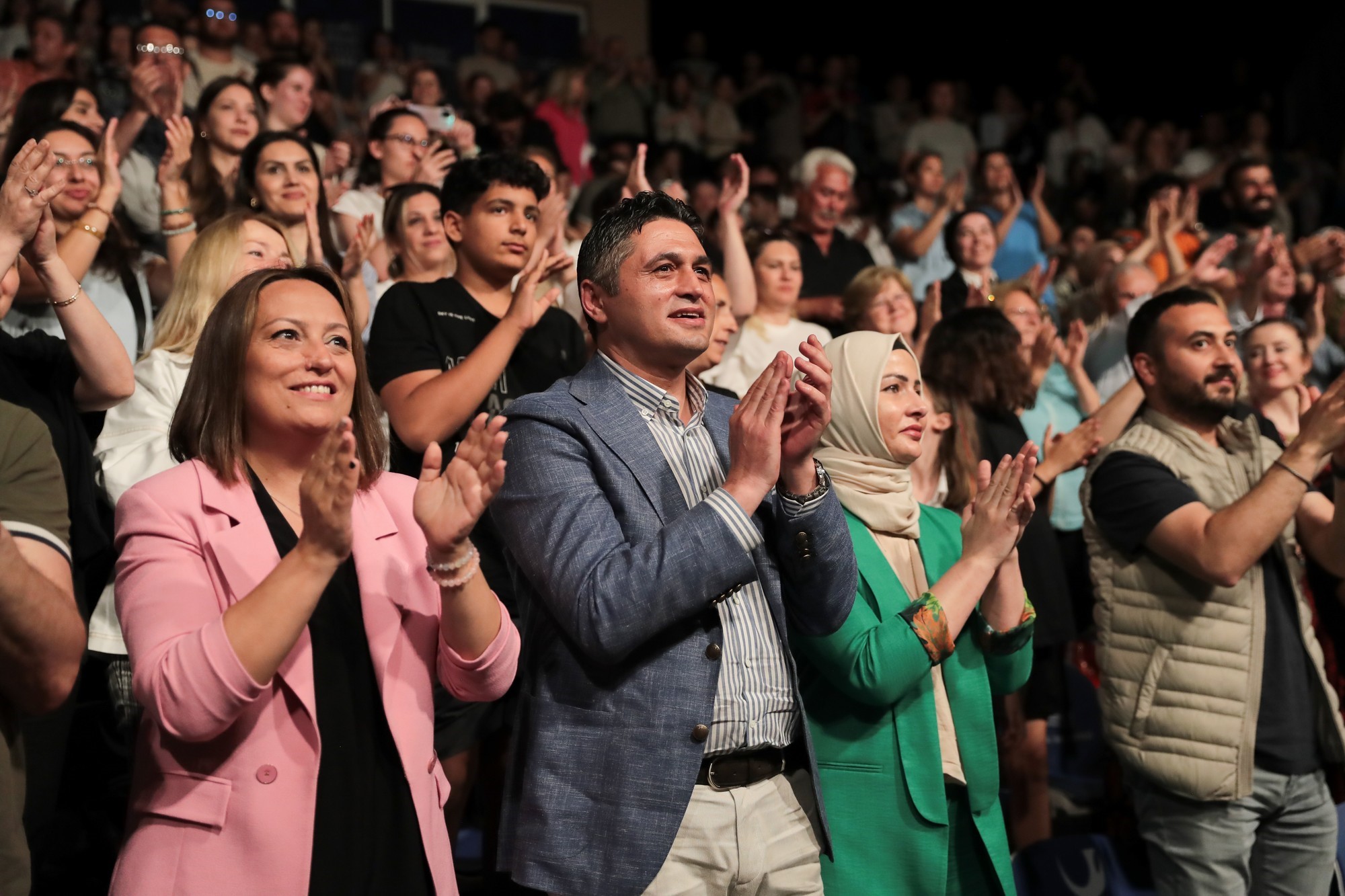 Aliağa Belediye Tiyatrosu Oyuncularından Muhteşem Performans