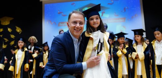 BEYLİKDÜZÜ’NDE MİNİKLERİN KARNE HEYECANI