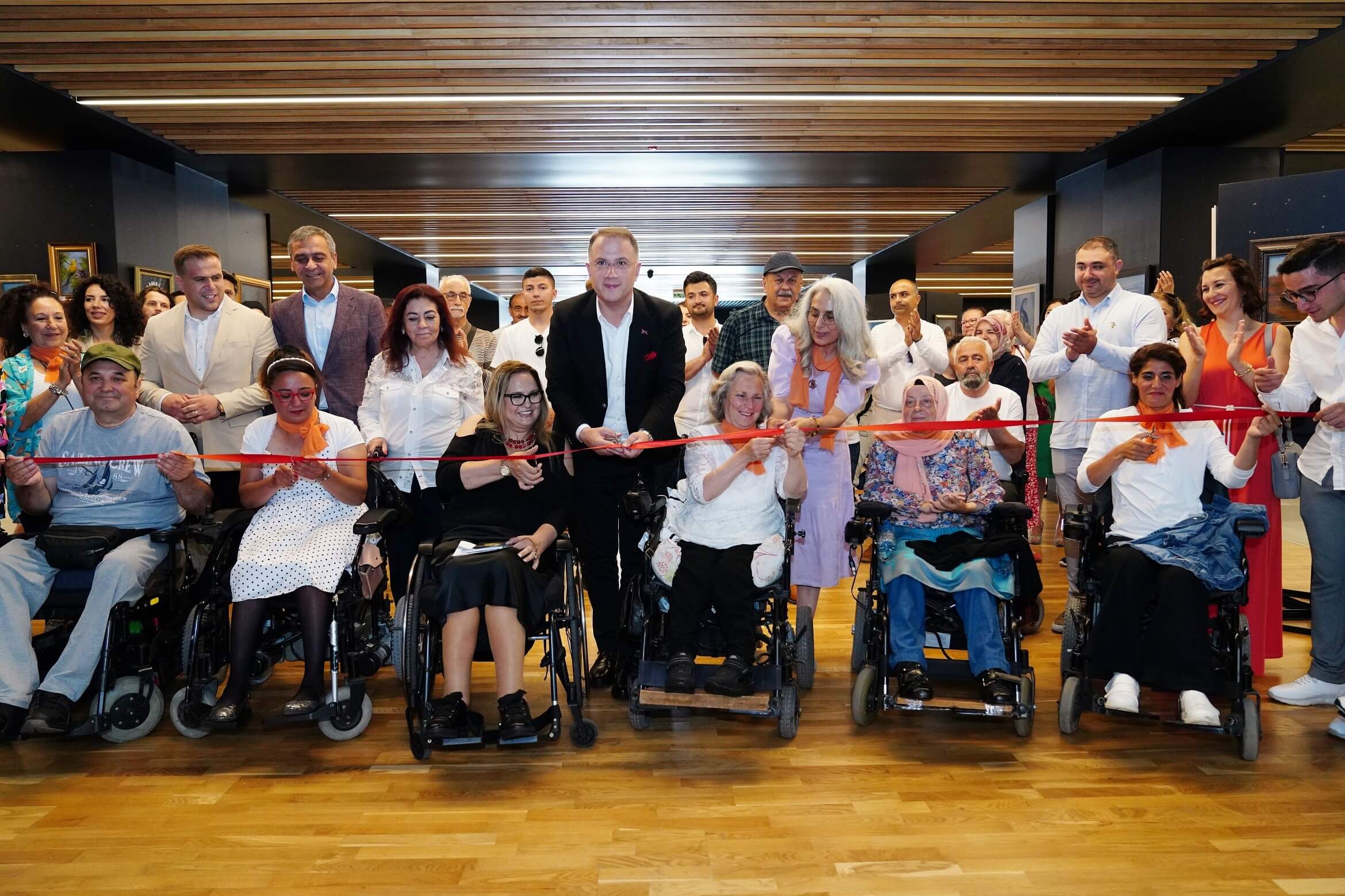 RENKLER OMURİLİK FELÇLİLERİNE UMUT OLACAK