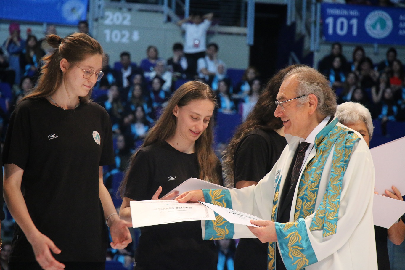 Üsküdar Üniversitesi 10. Mezunlarını uğurladı