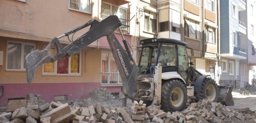 EDREMİT’TE SOKAKLAR PARKE TAŞLAR İLE ÖRÜLÜYOR