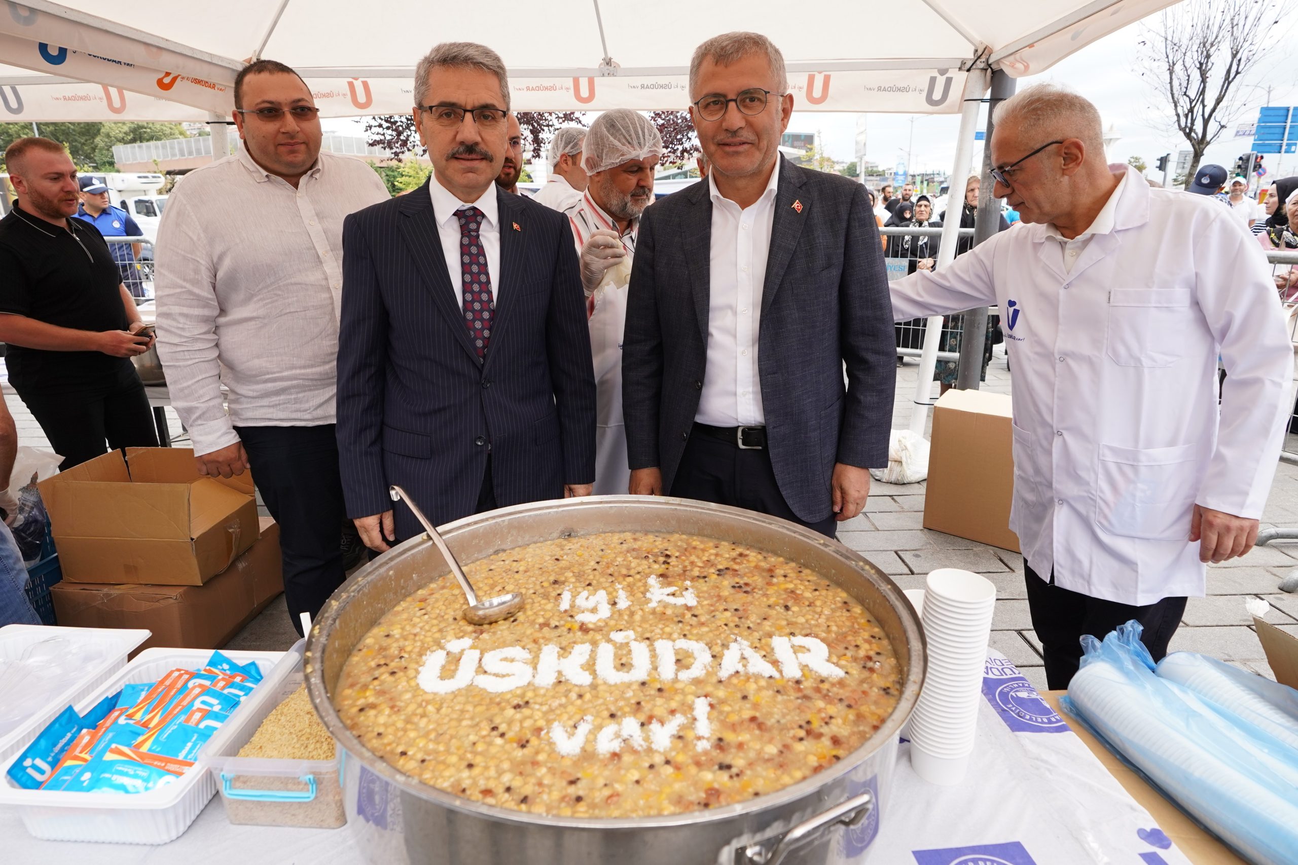 ÜSKÜDAR MEYDANINDA AŞURE GÜNÜ COŞKUSU ÜSKÜDAR’DA 10 BİN KİŞİYE AŞURE İKRAM EDİLDİ