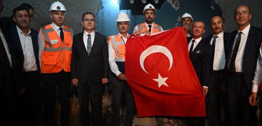 YÜKSEKOVA-YENİKÖPRÜ TÜNELİNDE IŞIK GÖRÜNDÜ