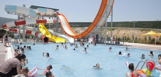Kınık Poyracık Aquapark yaza yine damgasını vuracak Kınıklı çocuklar Poyracık Aquapark’ta yüzme öğreniyor