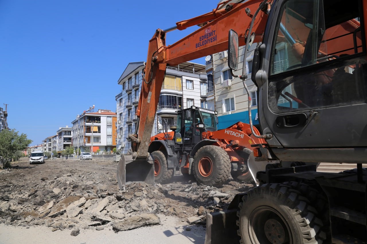 Edremit Belediyesi yol yapım çalışmalarına devam ediyor!