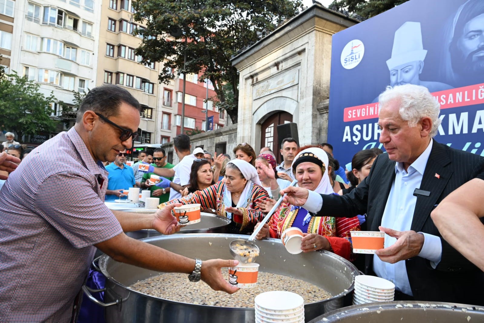 Şişli Geleneksel Kutsal Aşure Etkinliğinde Binlerce Vatandaşa İkramda Bulundu.