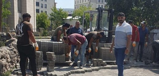 ARDAHAN’DA SOKAKLAR YENİ PARKE TAŞIYLA DÖŞENİYOR