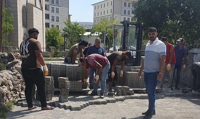 ARDAHAN’DA SOKAKLAR YENİ PARKE TAŞIYLA DÖŞENİYOR