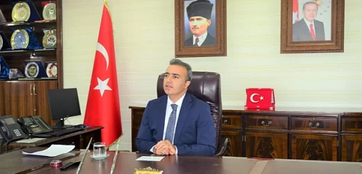 VALİ HAYRETTİN ÇİÇEK, KENDİSİNDEN EMİN VE RAHAT!