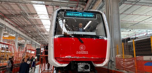 MİLLİ VE YERLİ SÜRÜCÜSÜZ İLK METRO ARACI RAYLARDA…