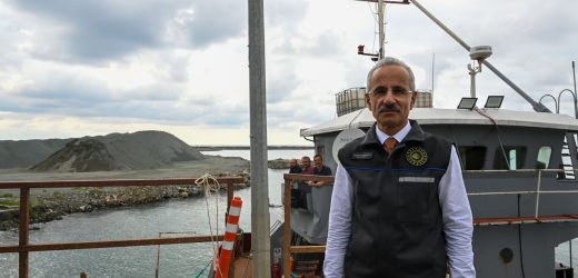 BAKAN URALOĞLU, RİZE’DE YAPIMI DEVAM EDEN İYİDERE LOJİSTİK LİMANI’NDA İNCELEMELERDE BULUNDU