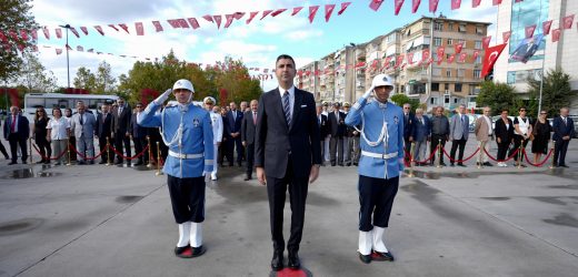 Gaziler Günü Dolayısı ile Kartal’da Atatürk Anıtı’na Çelenk Sunuldu