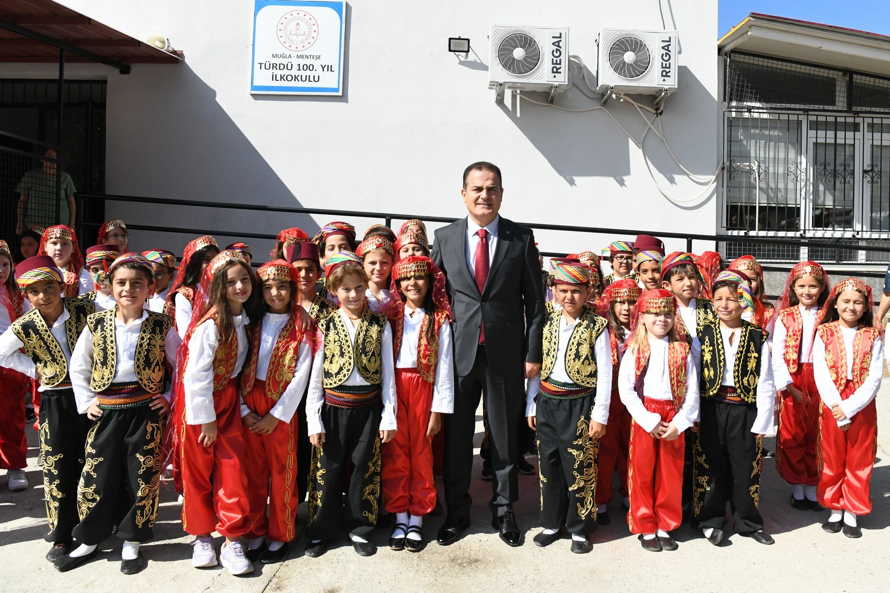 Vali İdris Akbıyık Öğrencilerin Yeni Eğitim Öğretim Yılı Heyecanına Ortak Oldu