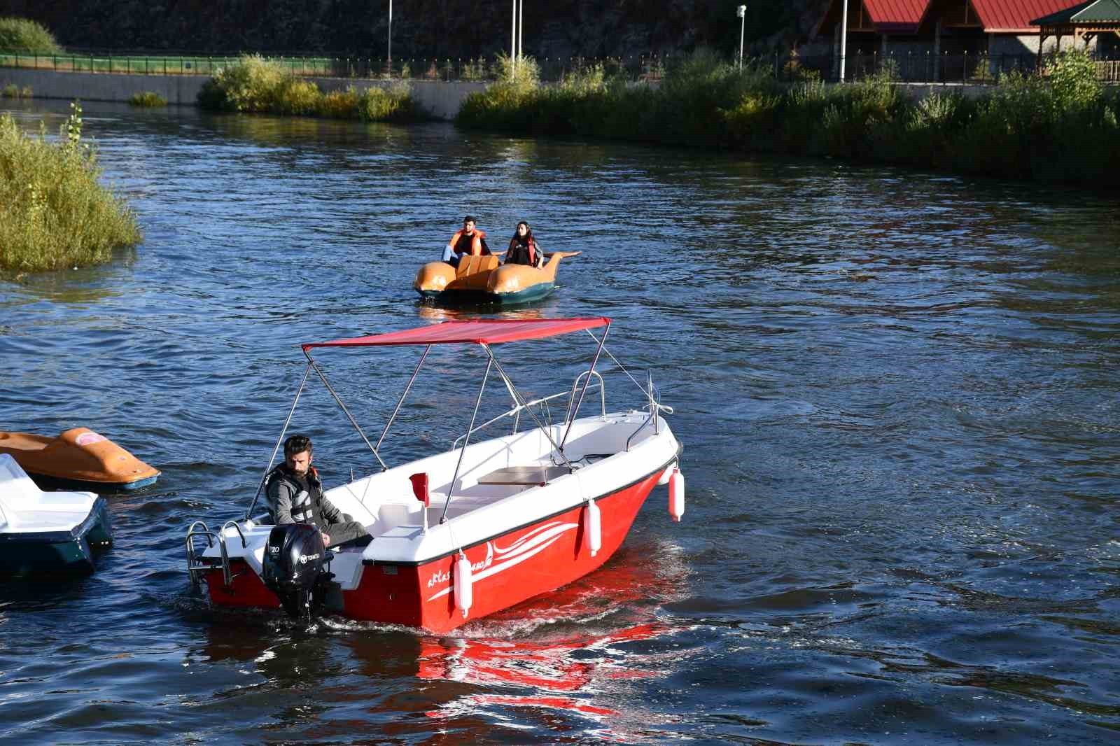 Ardahan Kura Nehri’nde deniz bisikleti ve tekne keyfi