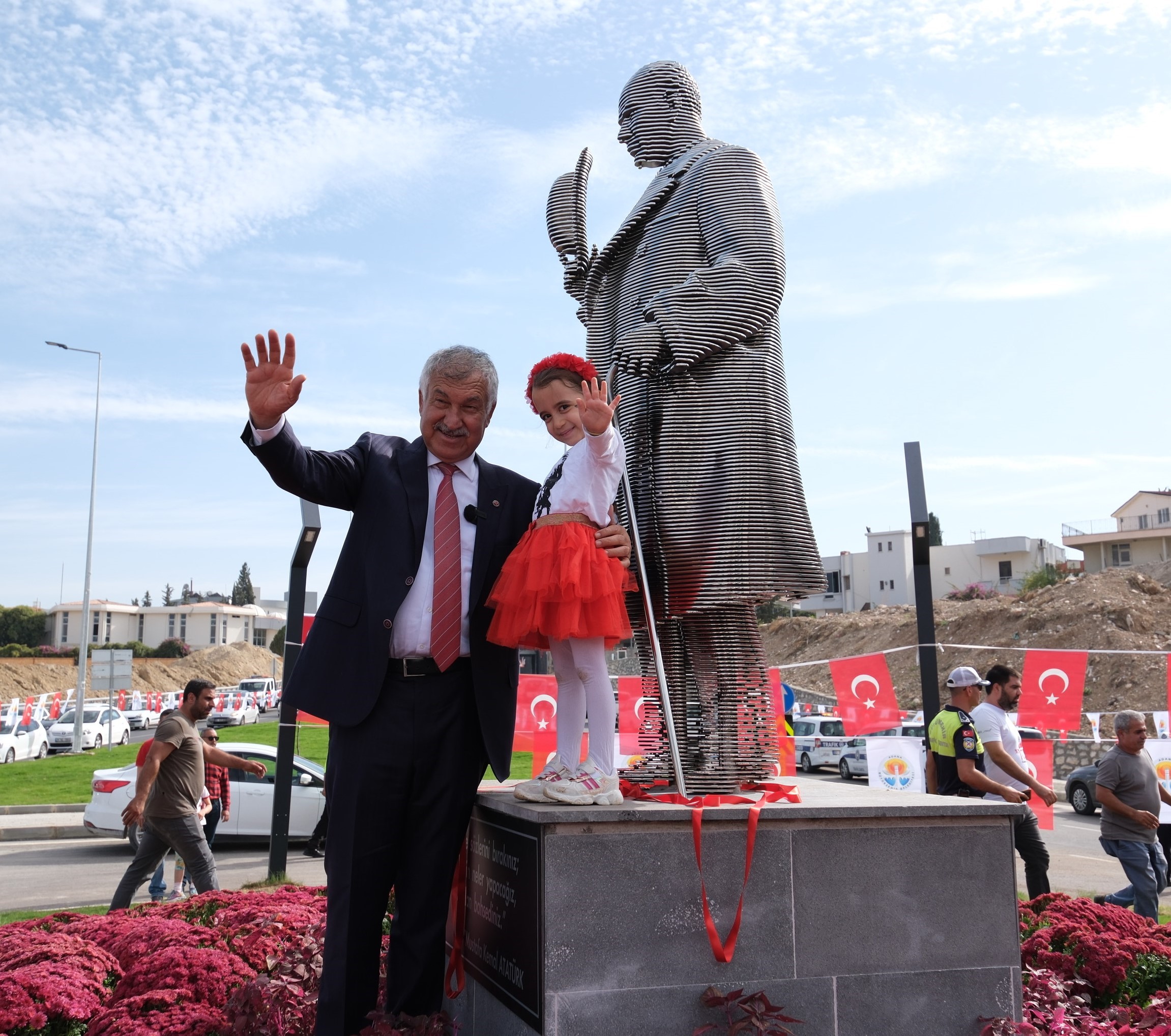 Adana’da 29 Ekim Cumhuriyet Bayramı’nda Atatürk Anıtı açıldı