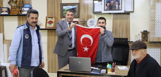 ARDAHAN BELEDİYESİ TARAFINDAN 29 EKİM CUMHURİYET BAYRAMININ 100. YILI KAPSAMINDA EV VE İŞ YERLERİNE ASILMAK ÜZERE VATANDAŞLARA BAYRAK DAĞITTI