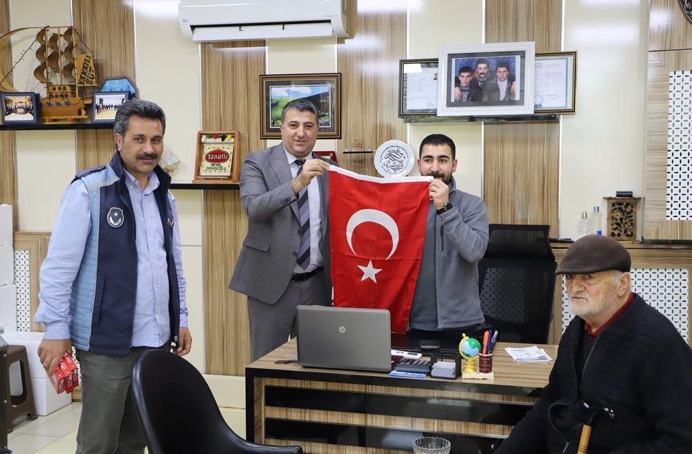 ARDAHAN BELEDİYESİ TARAFINDAN 29 EKİM CUMHURİYET BAYRAMININ 100. YILI KAPSAMINDA EV VE İŞ YERLERİNE ASILMAK ÜZERE VATANDAŞLARA BAYRAK DAĞITTI