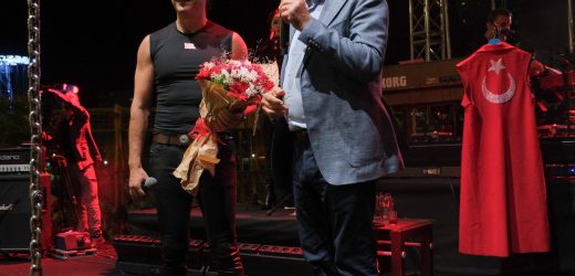 Kozanlılar Cumhuriyetin 100. Yılında dillerinde marşlar, ellerinde bayraklarla yürüdü, Kıraç konseriyle coştu.