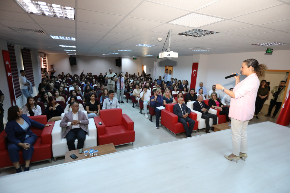 BAŞKAN FİLİZ CERİTOĞLU SENGEL ÜNİVERSİTELİ ÖĞRENCİLERE SESLENDİ: “KAPIMIZ SİZE HER ZAMAN AÇIK”