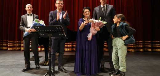 CHP lideri Özgür Özel, dünyaca ünlü soprano Pervin Chakar’ın Kadıköy’de verdiği konsere katıldı