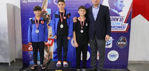 Geleceğin Milli Yüzücüleri Aliağa’da Atatürk İçin Kulaç Attı