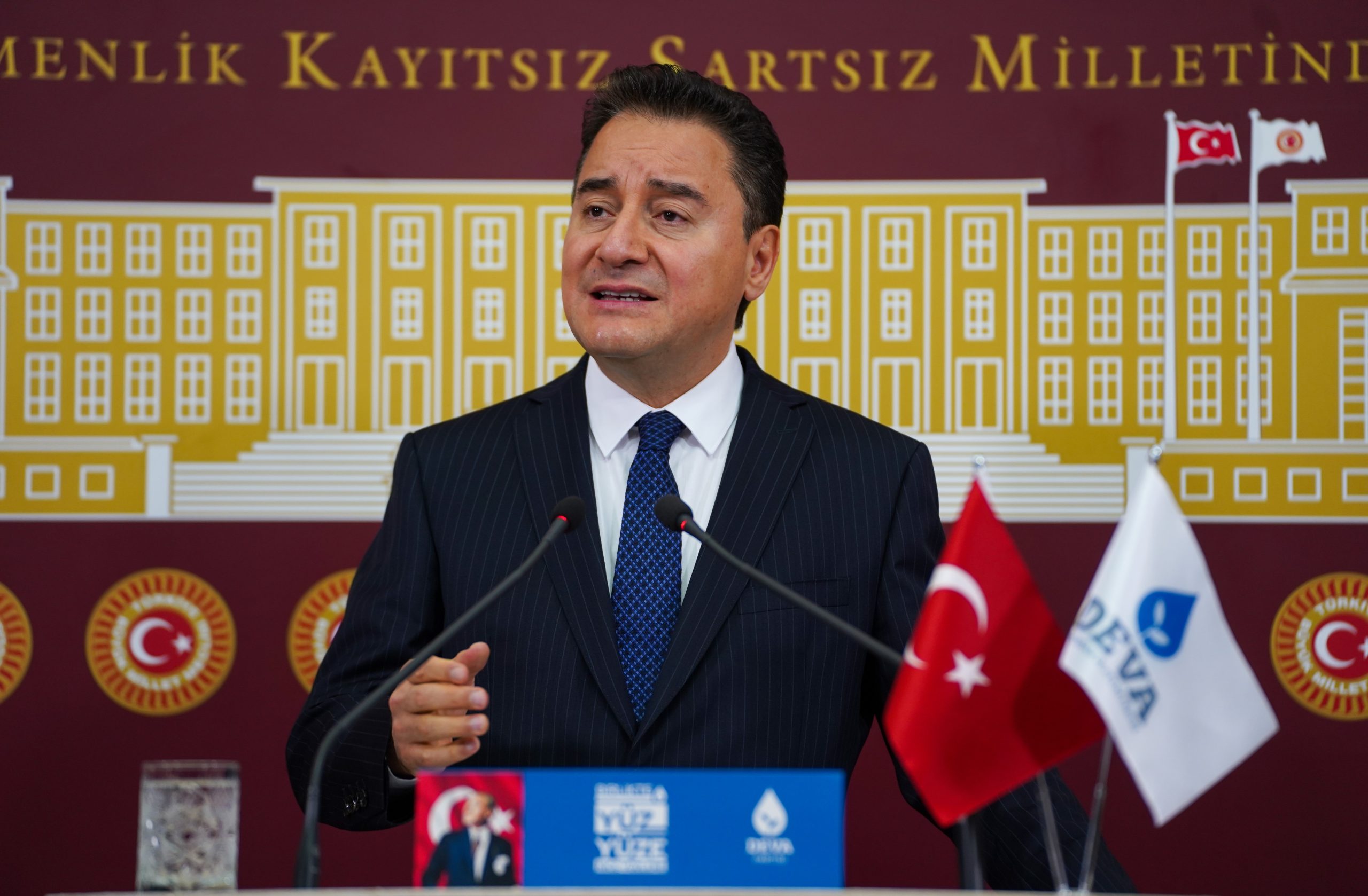 Ali Babacan: “Bir gazeteci arkadaşımızın tabiriyle, anayasal düzene karşı bir darbe gerçekleşmiş durumda”