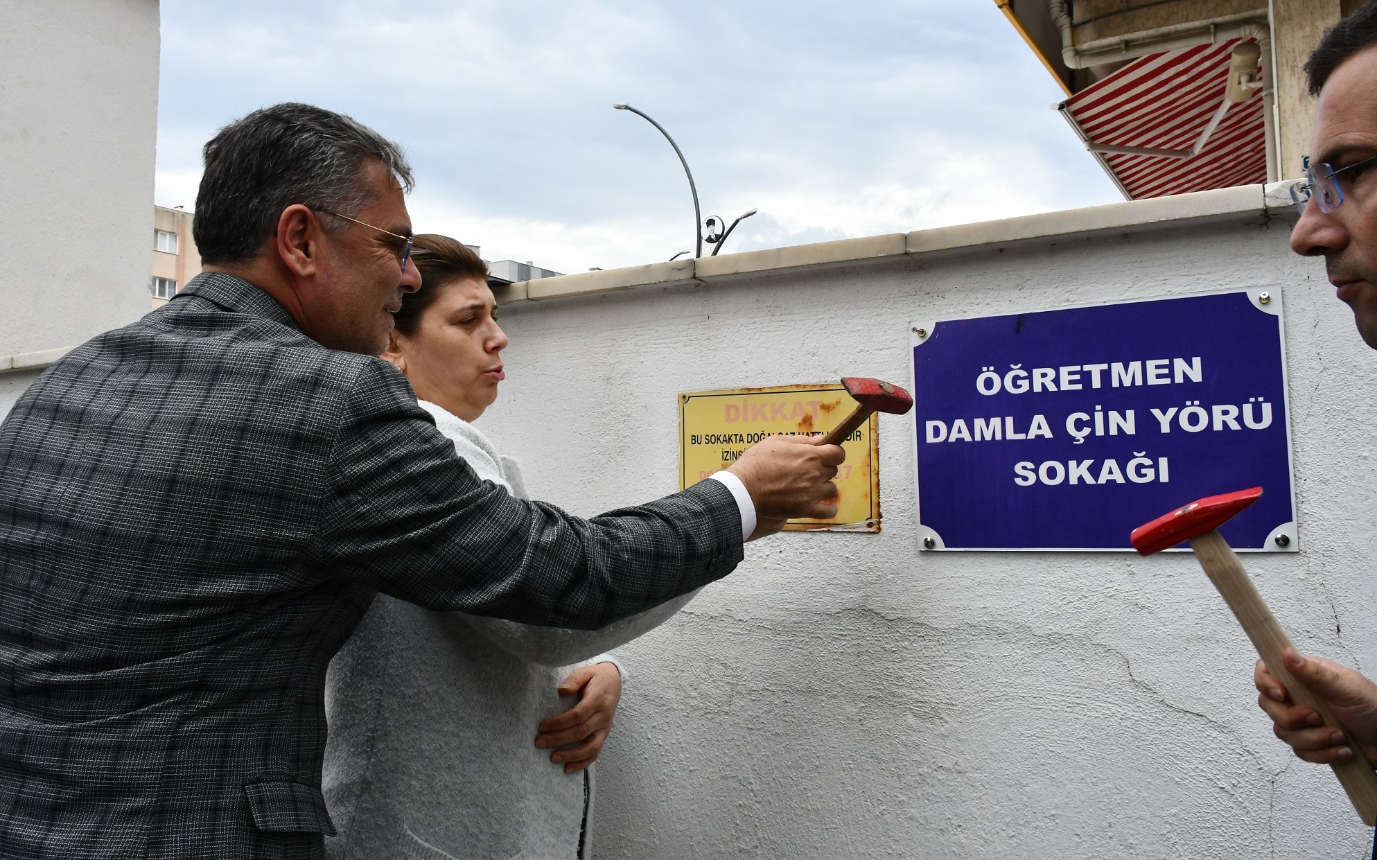 Depremde hayatını kaybeden Damla Öğretmenin adı, ailesinin yaşadığı sokağa verildi