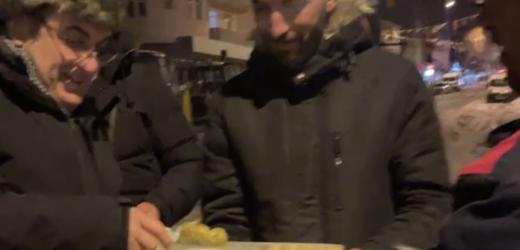 BAŞKAN DEMİR, KAR TEMİZLEME ÇALIŞMASI YAPAN İŞÇİLERE TATLI İKRAM ETTİ