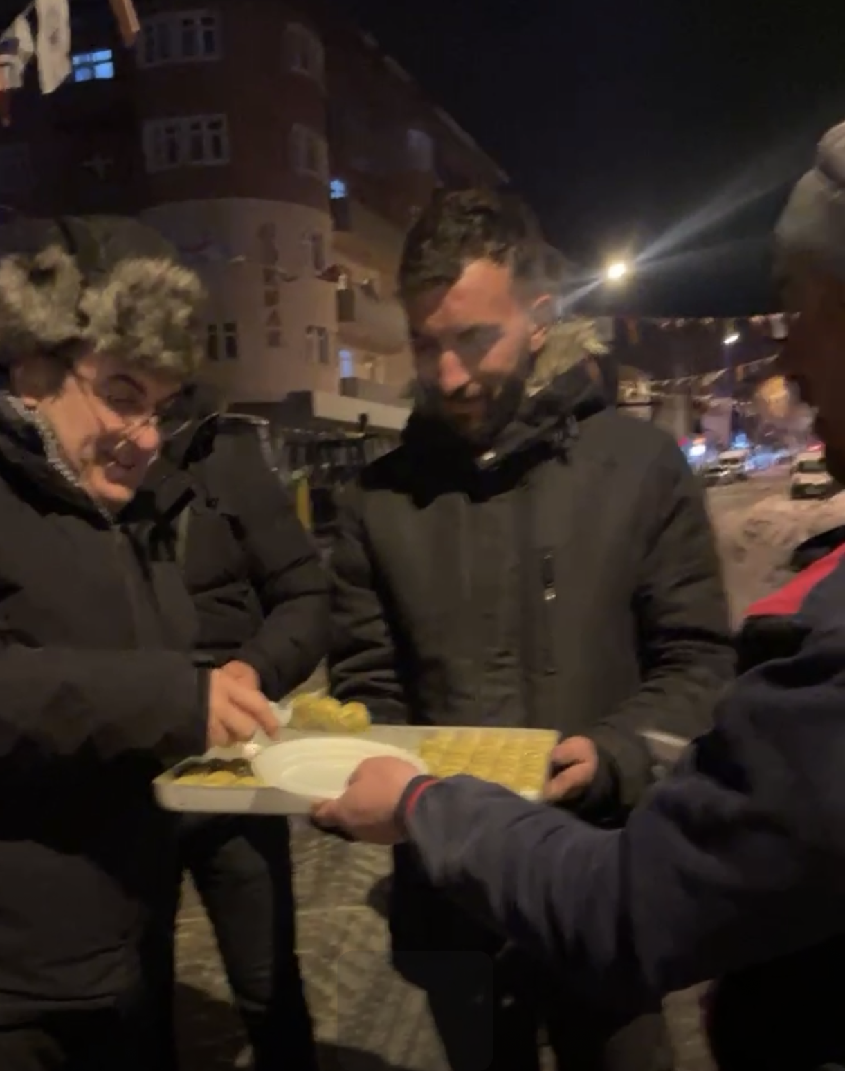 BAŞKAN DEMİR, KAR TEMİZLEME ÇALIŞMASI YAPAN İŞÇİLERE TATLI İKRAM ETTİ