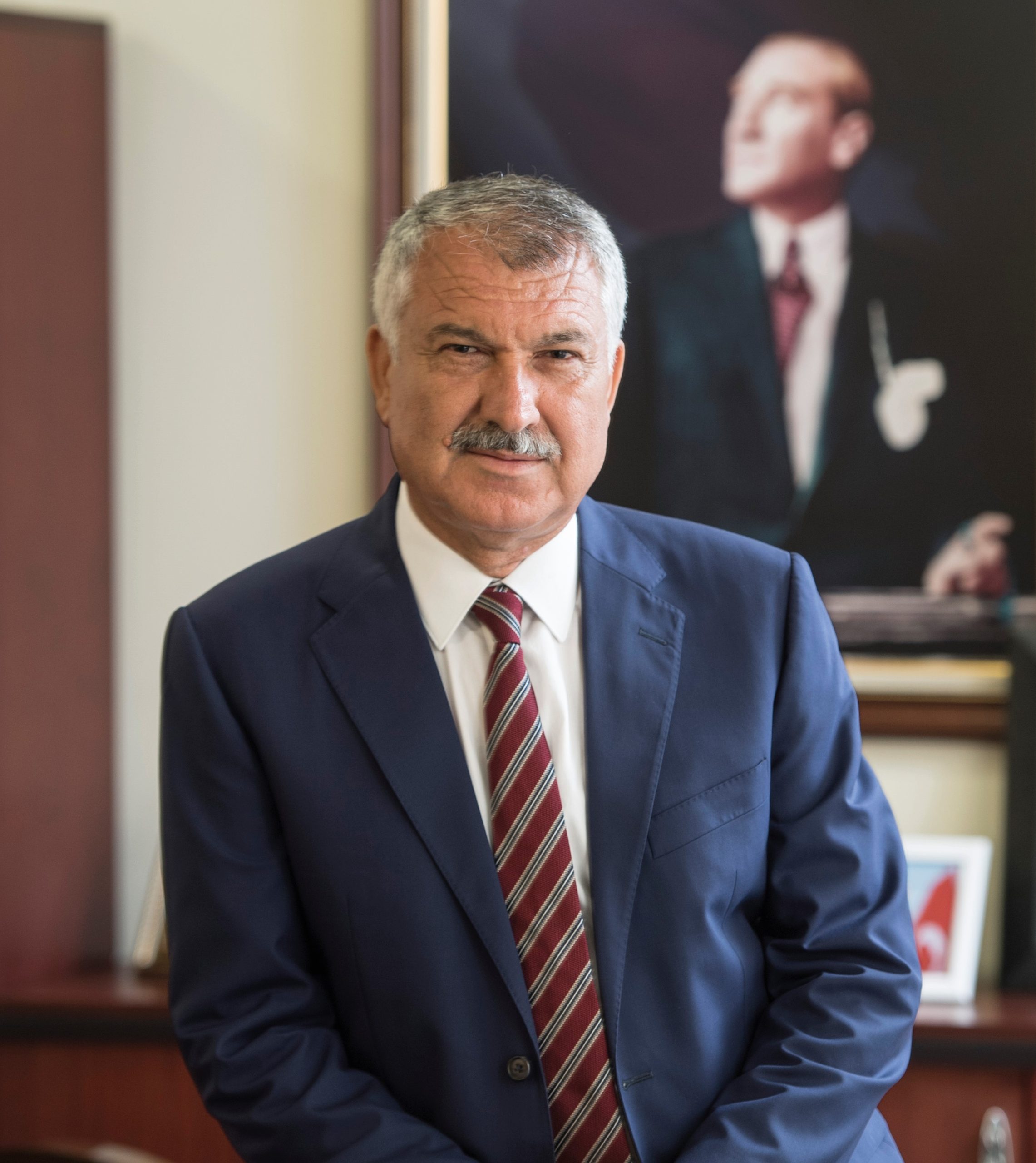 Zeydan Karalar. Fedakâr öğretmenlerimizin gününü kutluyor, bizleri yetiştiren öğretmenlerimizin ellerinden öpüyorum.