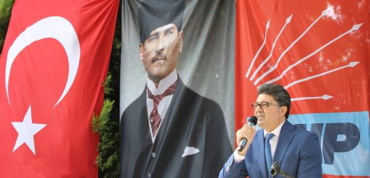 “İKİNCİSİ OLMAYAN LİDER’İ SAYGIYLA ANIYORUM”  CHP Balıkesir Milletvekili ve TBMM İdare Amiri Ensar Aytekin, ülkemizin kurucusu Mustafa Kemal Atatürk’ün vefatının 85. yıl dönümü sebebiyle bir mesaj yayımladı. Mesajında “O’nun kurduğu Cumhuriyeti canımız pahasına koruyacağız. Çünkü o ikincisi asla olmayan bir lider ve bu topraklarda özgürce yaşamamızın temel sebebidir.” ifadelerine yer verdi.  CHP’li Aytekin’in mesajı şöyle:  Büyük önder, Cumhuriyetimizin ve çağdaş Türkiye’nin kurucusu Mustafa Kemal Atatürk’ün bedenen aramızdan ayrılışının 85. yıldönümü.  O’nun zor şartlar altında var ettiği Türkiye Cumhuriyeti, kendisinin hepimize miras bıraktığı büyük bir hediyedir. O ikincisi olmayan bir liderdir. İçinden geçtiğimiz bu günlerde tek adam yönetiminin yarattığı tahribat, bugün Atatürk’ü anlamamızı daha mümkün hale getirmektedir. ‘Benim naçiz vücudum elbet toprak olacaktır ama Türkiye Cumhuriyeti ilelebet payidar kalacaktır’ diyen mütevazilik bugün AKP eliyle ‘ben olmazsam Türkiye olmaz’ ukalalığına evrilmiştir.  Atatürk tarafından kurulan ve yıkılmaya kast edilen Cumhuriyetin kazanımları bugün hiç olmadığı kadar gerçektir. Bu nedenledir ki siyasal İslamcılığın, rantçılığın ve  bencilliğin Atatürk ile savaşı bitmemektedir. O’nun yolu kurtuluşun yoludur. Bu yüzden bizler bugün; haklarını pek çok Batılı devletten daha erken elde eden kadınlarıyla, tarikat yurtları yerine bilimsel eğitimin yarattığı aydınlığı savunan gençlerimizle, ‘köylü milletin efendisidir’ şiarının yarattığı üretimin gücü çiftçisi, emekçisi ile Mustafa Kemal Atatürk’ü anacağız.  Mücadele ile kurduğu kimsesizlerin kimsesi Cumhuriyeti yüceltmek için, en büyük eserlerinden biri olan Cumhuriyet Halk Partisi, gençleriyle, çocuklarıyla, kadınlarıyla mirasını canla başla korumak adına çalışıyor.  ‘Beni görmek demek behemehâl yüzümü görmek demek değildir. Beni ve fikirlerimi anlıyorsanız, bu kâfidir’ diyen yüce Atatürk’ü bugün bir kez daha en derin sevgi ve saygıyla anıyoruz.