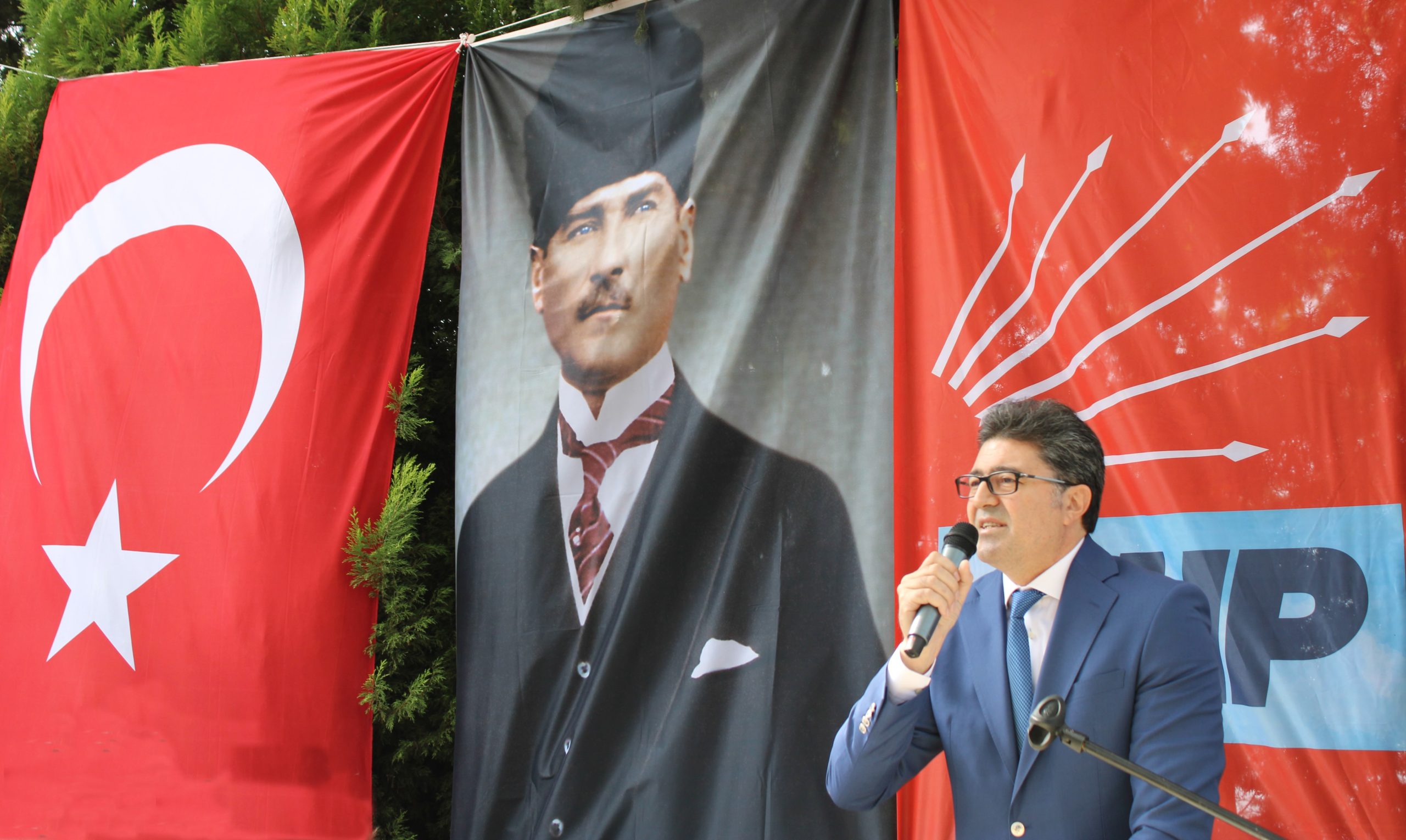 “İKİNCİSİ OLMAYAN LİDER’İ SAYGIYLA ANIYORUM” CHP Balıkesir Milletvekili ve TBMM İdare Amiri Ensar Aytekin, ülkemizin kurucusu Mustafa Kemal Atatürk’ün vefatının 85. yıl dönümü sebebiyle bir mesaj yayımladı. Mesajında “O’nun kurduğu Cumhuriyeti canımız pahasına koruyacağız. Çünkü o ikincisi asla olmayan bir lider ve bu topraklarda özgürce yaşamamızın temel sebebidir.” ifadelerine yer verdi. CHP’li Aytekin’in mesajı şöyle: Büyük önder, Cumhuriyetimizin ve çağdaş Türkiye’nin kurucusu Mustafa Kemal Atatürk’ün bedenen aramızdan ayrılışının 85. yıldönümü. O’nun zor şartlar altında var ettiği Türkiye Cumhuriyeti, kendisinin hepimize miras bıraktığı büyük bir hediyedir. O ikincisi olmayan bir liderdir. İçinden geçtiğimiz bu günlerde tek adam yönetiminin yarattığı tahribat, bugün Atatürk’ü anlamamızı daha mümkün hale getirmektedir. ‘Benim naçiz vücudum elbet toprak olacaktır ama Türkiye Cumhuriyeti ilelebet payidar kalacaktır’ diyen mütevazilik bugün AKP eliyle ‘ben olmazsam Türkiye olmaz’ ukalalığına evrilmiştir. Atatürk tarafından kurulan ve yıkılmaya kast edilen Cumhuriyetin kazanımları bugün hiç olmadığı kadar gerçektir. Bu nedenledir ki siyasal İslamcılığın, rantçılığın ve bencilliğin Atatürk ile savaşı bitmemektedir. O’nun yolu kurtuluşun yoludur. Bu yüzden bizler bugün; haklarını pek çok Batılı devletten daha erken elde eden kadınlarıyla, tarikat yurtları yerine bilimsel eğitimin yarattığı aydınlığı savunan gençlerimizle, ‘köylü milletin efendisidir’ şiarının yarattığı üretimin gücü çiftçisi, emekçisi ile Mustafa Kemal Atatürk’ü anacağız. Mücadele ile kurduğu kimsesizlerin kimsesi Cumhuriyeti yüceltmek için, en büyük eserlerinden biri olan Cumhuriyet Halk Partisi, gençleriyle, çocuklarıyla, kadınlarıyla mirasını canla başla korumak adına çalışıyor. ‘Beni görmek demek behemehâl yüzümü görmek demek değildir. Beni ve fikirlerimi anlıyorsanız, bu kâfidir’ diyen yüce Atatürk’ü bugün bir kez daha en derin sevgi ve saygıyla anıyoruz.