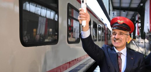 BAKAN URALOĞLU TURİSTİK DOĞU EKSPRESİ’Nİ UĞURLADI