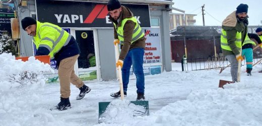BELEDİYE EKİPLERİNDEN KAR TEMİZLİĞİ VE TUZLAMA ÇALIŞMASI