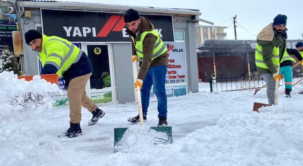 BELEDİYE EKİPLERİNDEN KAR TEMİZLİĞİ VE TUZLAMA ÇALIŞMASI