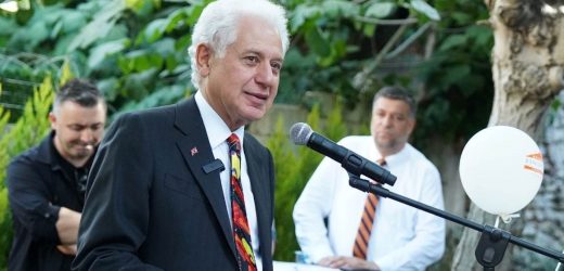 2024 yerel seçimlerde seçmenin tercihi   önceki seçimlerden çok farklı olacaktır. Bunun birçok nedeni var ve fakat en önemli iki nedeninden birisi demokraside, diğeri halkın satın alma gücünde meydana gelen erozyondur. Demokrasi; CHP ‘de demokratik kurultay; halkın 1980’den beri unuttuğu demokrasinin ne demek olduğunu hatırlattı. Marjinalleşen partileri bir yana koyarsak, ilk defa bir genel başkan delegenin bağımsız iradesi ile değişti. Ne değişti diyeneler için, lider sultasının yok edilmesi ve demokrasiden önemli gelişme ne olabilir? Demek gerekir. Aslında küreselleşme sürecinde tüm dünyada demokraside düşüş yaşandı. Ama Dünyada demokraside en fazla kan kaybeden üçüncü ülke Türkiye oldu. Freedom House, insan hakları ve siyasi özgürlükler anket sonuçlarına göre Türkiye 2017 yılında özgür olmayan ülke statüsüne geçti. Demokrasi de düşüşte; birçok Afrika ülkesinden ve Venezuela gibi halkı sefalet yaşayan bir ülkeden bile daha çok kan kaybetti. (Aşağıdaki grafik) Demokrasi yargı bağımsızlığının da teminatıdır. Zira, demokrasi talebi olan toplumlar, siyasi süreç içinde yargının bağımlı olmasına izin vermezler. Türkiye de yalnızca bir yılda, 2022 yılında, Cumhurbaşkanına hakaretten 16 bin 753 dava açıldı. Önce de; Uluslararası Gazeteciler Federasyonu 2020 yılında Dünyada cezaevinde en çok gazeteci bulunan ülkenin Türkiye olduğunu açıklamıştı. Sıralamada ilk beş ülkenin   Türkiye (67), Mısır (21), Çin (23), Eritre (16), Suudi Arabistan (14) olduğu açıklanmıştı. CPJ ( Committee to protect journalists ) e göre 2022 yılında en çok gazeteci hapseden ülkeleri sırasıyla İran, Çin, Myanmar, Türkiye ve Belarus’tur. Özetle; yargı bağımsızlığı denilince,  hemen hemen herkes bu nedenle bir sorun yaşadı. CHP adalet yürüyüşü yaptı ve fakat ön seçim yapmadı ve ses çıkaranları partiden attı. Uygulama olmayınca CHP’nin demokrasi, insan hakları ve hukuk hedefleri inandırıcı olmadı ve lafta kaldı. Kurultay bu tabuları yıktı. Demokrasi talebinin yolunu açtı.  Halkın satın alma gücü AKP ilk günden beri uyguladığı ve son yıllarda artırdığı popülizm, halkın satın alma gücünün gerisinde kaldı. AKP popülizmi üç yolla yapıyor; Bir… Hükümet bütçeden hane halkına yardım bir ve iki adı altında para dağıtıyor. Bu paralar bütçenin yüzde 10’u kadardır. Bunlar içinde sosyal amaçlı yardımlar da var ve fakat çoğu yandaş medya ve insan yaratmaya yöneliktir. İkincisi; devlet kadrolarının dağıtılmasıdır. AKP önceleri bu imkânı Feto’culara vermişti, şimdi MHP’ lilere verdiği anlaşılıyor. Üçüncüsü; Devlet ve belediyeler Tarikat ve Vakıflara gayrimenkul ve para aktarıyor.   Bu imkanların çoğu tarikat şeyhleri ve vakıf kurucularına gidiyor.  Bir kısmını da hayır adı altında siyasi amaçlı dağıtılıyor. Dağıtılan para, verilen maaşlar, satın alma gücündeki azalmayı telafi  edemedi. Söz gelimi 2016 yılında asgari ücret 1301 lira idi. En ucuz sıfır Corolla da 56 900 lira idi. Yani 44 aylık asgari ücretli maaşı kadardı. Fetö terörü, Ohal ugulaması, Başkanlık sistemi, güven sorunu üst üste geldi ve ekonomik istikrar bozuldu. 2023 yılı ilk ve ikinci ay ortalaması olarak asgari ücret 8750 liradır. En ucuz corolla fiyatı da 1 milyon 200 bin liradır. Yani 137 asgari ücret kadardır. Nereden nereye? 44 kattan 137 kata … Bu demektir ki çalışanın araba almak umudu kalmadı. Mukayese edersek, iktidarın dağıttıkları hayat pahalılığın yetişemedi ve artık bir işe yaramıyor. Muhalefet partileri bu sorunu çok dile getirdi. Ama halk doğrudan yaşamaya başlayınca, artık kendini ve geleceğini düşünmek zorunda kaldı. Bu nedenlerle CHP ‘de demokratik değişim halkın beklentileri ile uyumludur. İBB başkanı Ekrem İmamoğlu’da halkın siyasetçi beklentilerin uyuyor. 2024 yerel seçimlerinde ittifak tabanda olacak ve siyasi iktidar beklentilerin ötesinde tabanını kaybedecek.   Yayın Köşe Yazıları, Son Köşe Yazıları, vitrin, vitrin2, Yeni Çağ