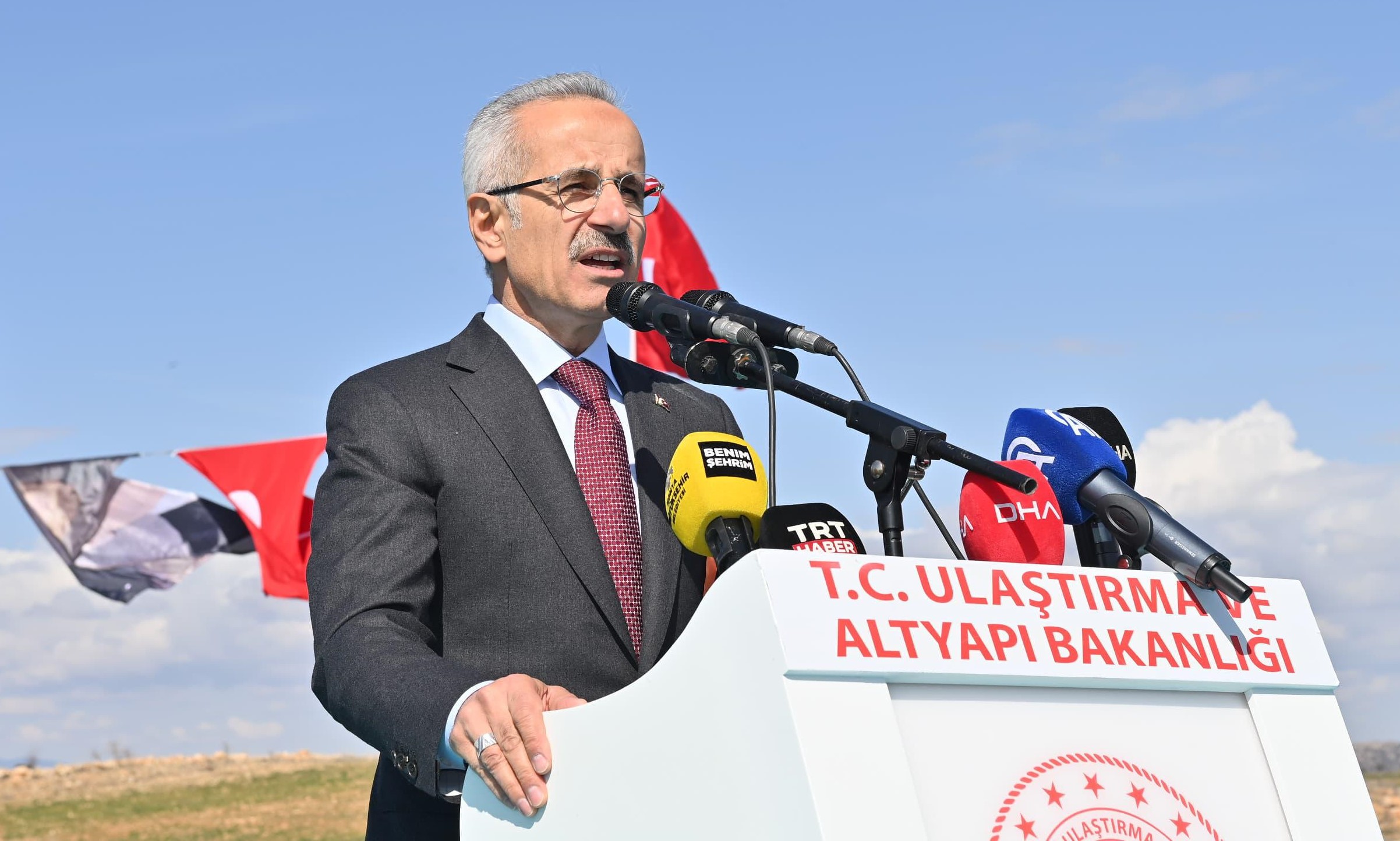 ULAŞTIRMA VE ALTYAPI BAKANI ABDULKADİR URALOĞLU: “TEK YOL STANDARDINDAKİ YOLU, BÖLÜNMÜŞ YOL STANDARDINA YÜKSELTTİK”