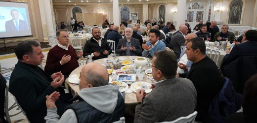 BAŞKAN ÇALIK İLK SAHURUNU KOMŞULARIYLA YAPTI