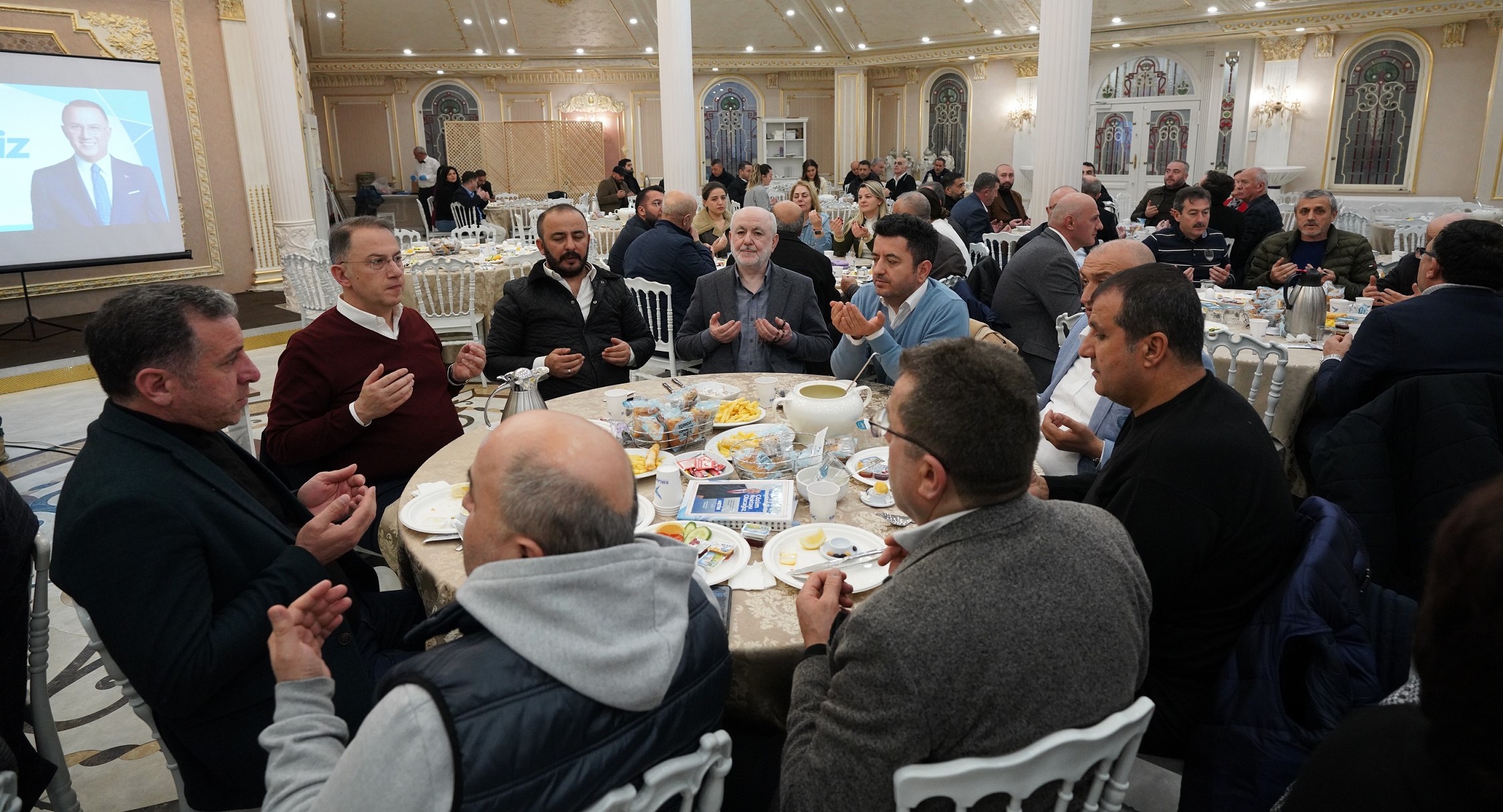 BAŞKAN ÇALIK İLK SAHURUNU KOMŞULARIYLA YAPTI