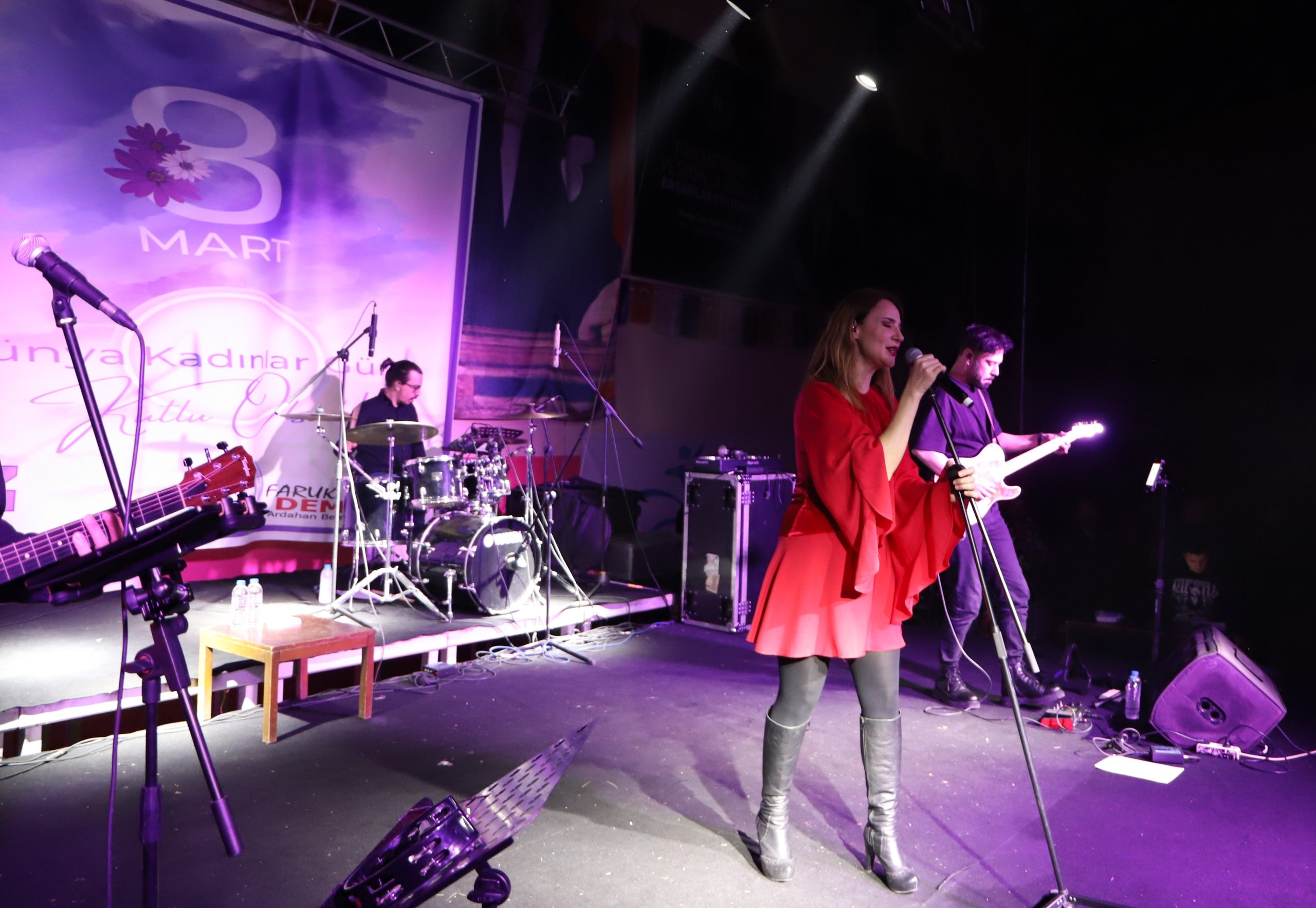 ARDAHANLI BELEDİYESİ, KADINLAR GÜNÜNE ÖZEL KONSER DÜZENLEDİ