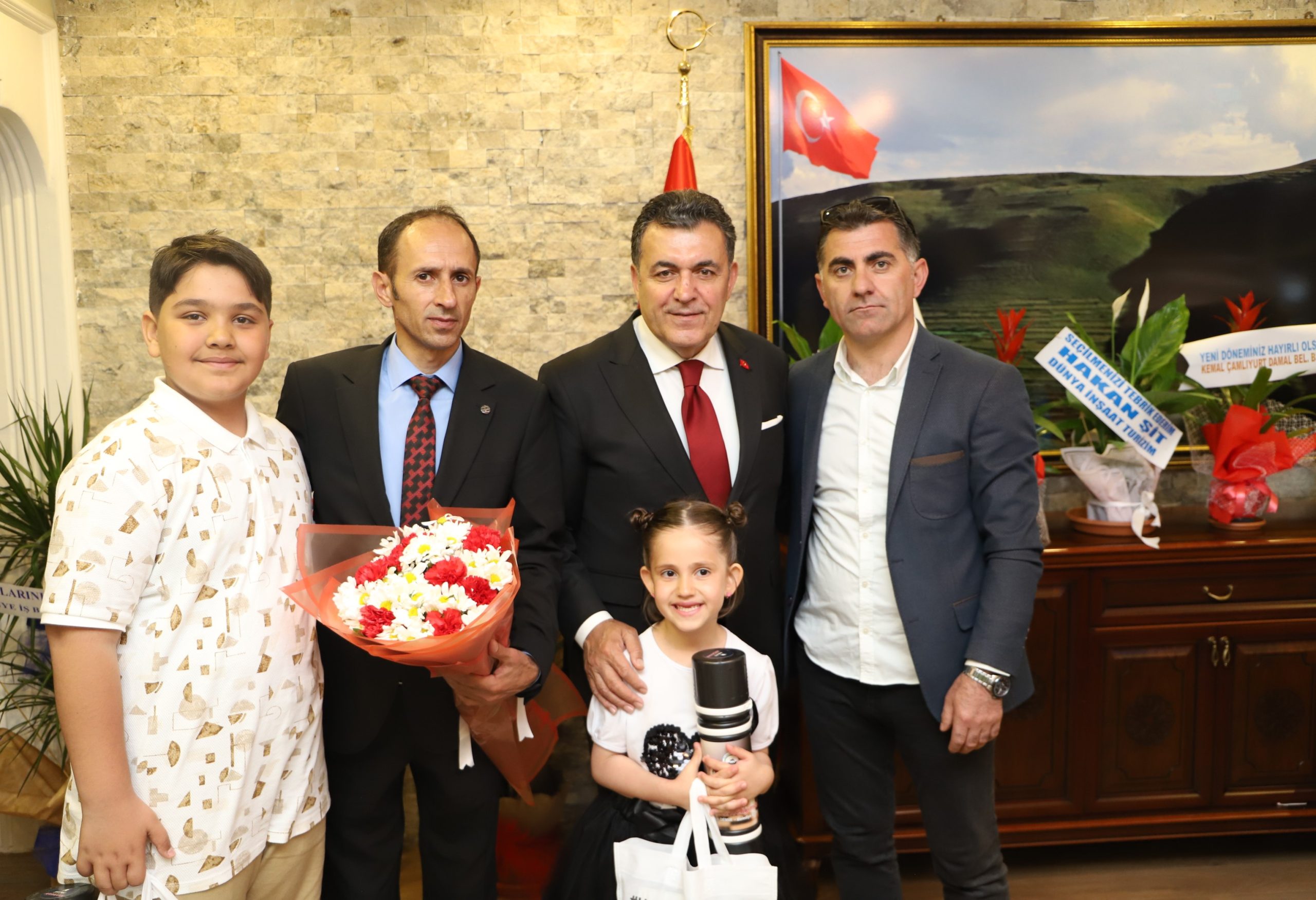 ÖĞRENCİLER’DEN BAŞKAN DEMİR’E 23 NİSAN ZİYARETİ