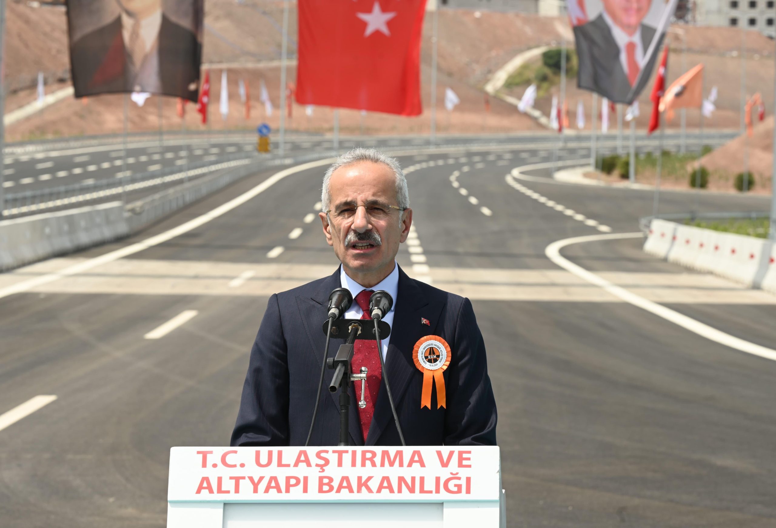 BAKAN URALOĞLU AÇILIŞ TÖRENİ’NDE KONUŞTU: OSMANİYE’YE HIZLI TREN GELECEK