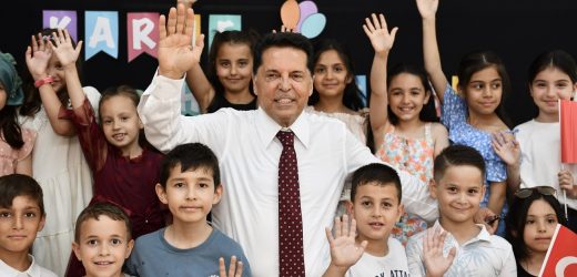 BAŞKAN ÖZER ESENYURTLU ÖĞRENCİLERİN KARNE HEYECANINA ORTAK OLDU