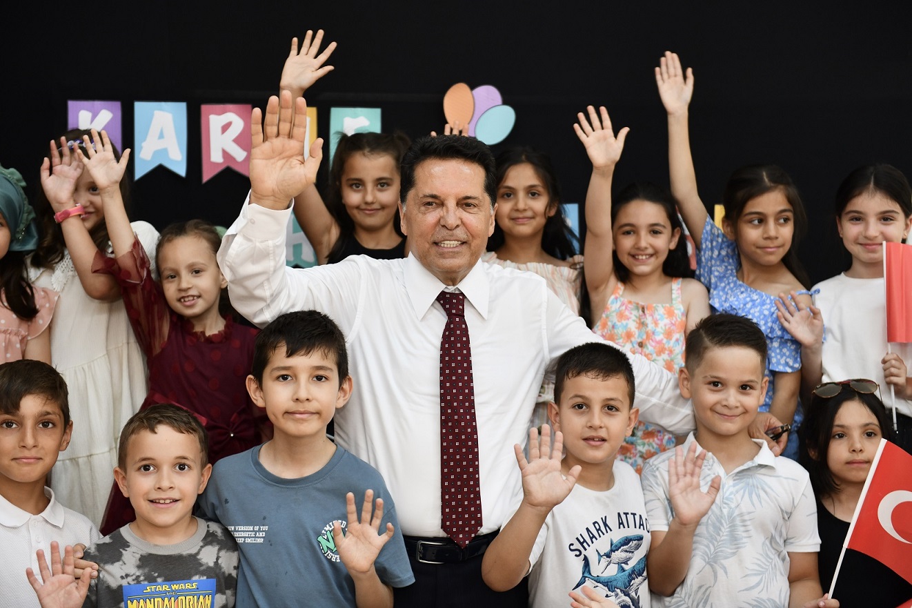 BAŞKAN ÖZER ESENYURTLU ÖĞRENCİLERİN KARNE HEYECANINA ORTAK OLDU